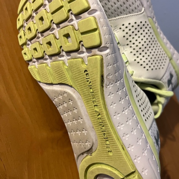 Woman’s size 7 under armour shoes - Picture 5 of 10